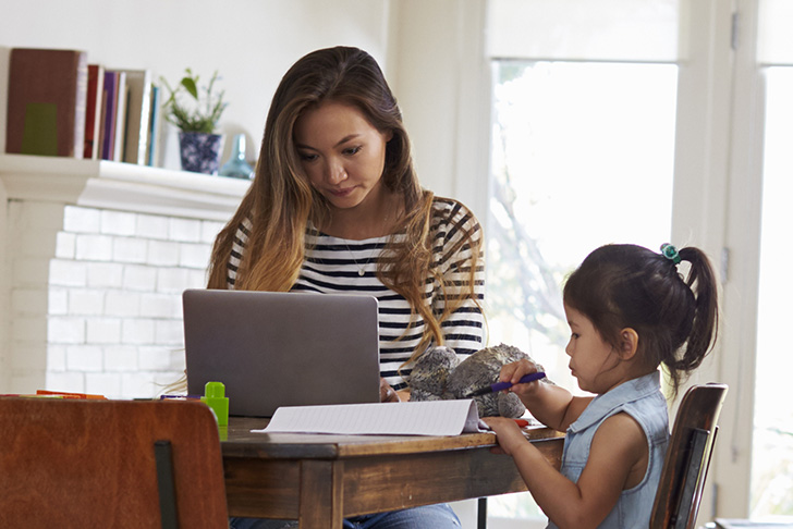 online student with daughter