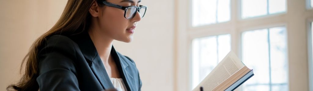 what-jobs-can-i-get-with-a-paralegal-degree